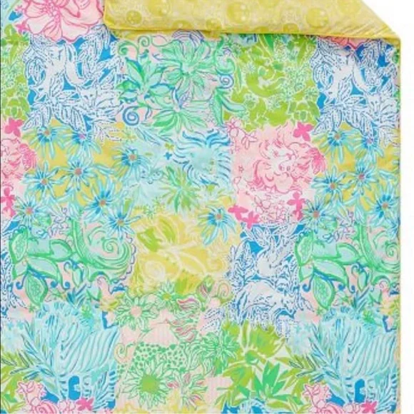 LILLY PULITZER Twin Comforter in Cheek to Cheek Floral Pattern with 1 Sham - Picture 3 of 6